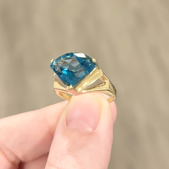 14K Large Deep Blue Topaz Swiss London triliant pie cut regal yellow gold ring - Picture 5 of 12